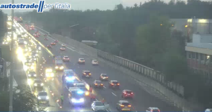 I soccorsi sul posto (foto webcam Autostrade per l'Italia) I soccorsi sul posto (foto webcam Autostrade per l'Italia)