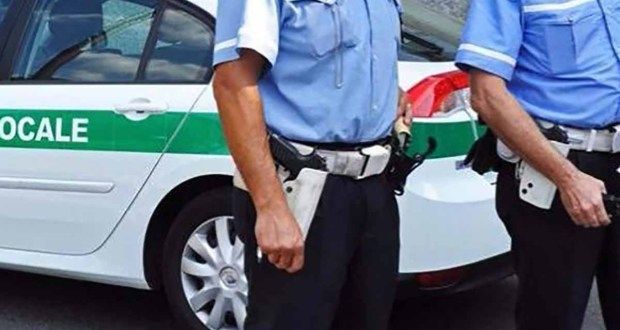 Anziana derubata al supermercato, refurtiva ritrovata grazie alla polizia locale