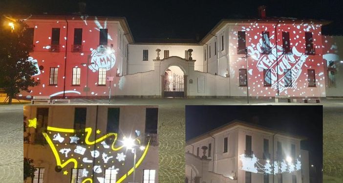 Stelle, abeti e fiocchi di neve. Luci (di Natale) accese su piazza Vittorio Emanuele Stelle, abeti e fiocchi di neve. Luci (di Natale) accese su piazza Vittorio Emanuele