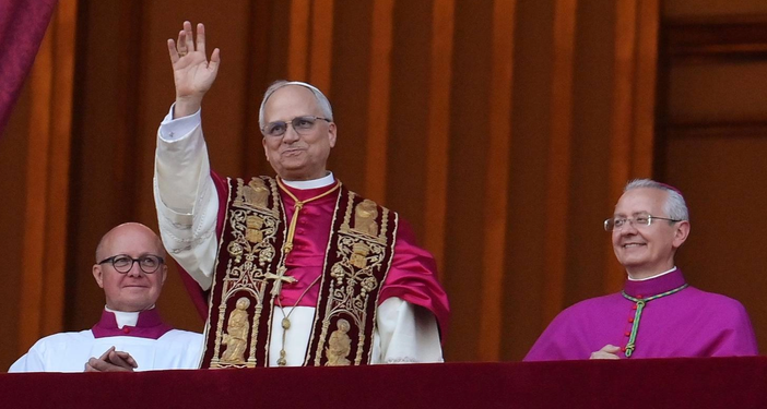 C'è un po' di Lombardia sugli abiti di Papa Leone XIV: le finiture arrivano dalla provincia di Como