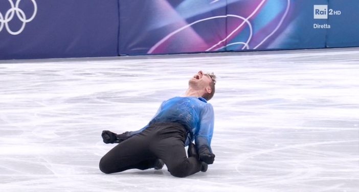 Matteo Rizzo sdraiato sul ghiaccio del Forum dopo il singolo di stasera che è valso il bronzo all'Italia nel pattinaggio di figura a squadre Matteo Rizzo sdraiato sul ghiaccio del Forum dopo il singolo di stasera che è valso il bronzo all'Italia nel pattinaggio di figura a squadre