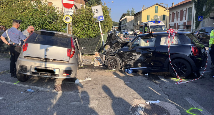Il luogo dell'incidente con le due auto distrutte Il luogo dell'incidente con le due auto distrutte