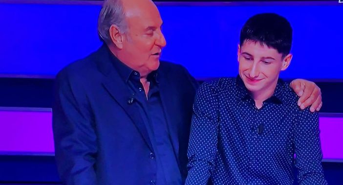 Gerry Scotti saluta il campionissimo di Varese, Andrea Siciliano, che ha accompagnato per sette serate l'edizione da record della Ruota della fortuna su Canale 5