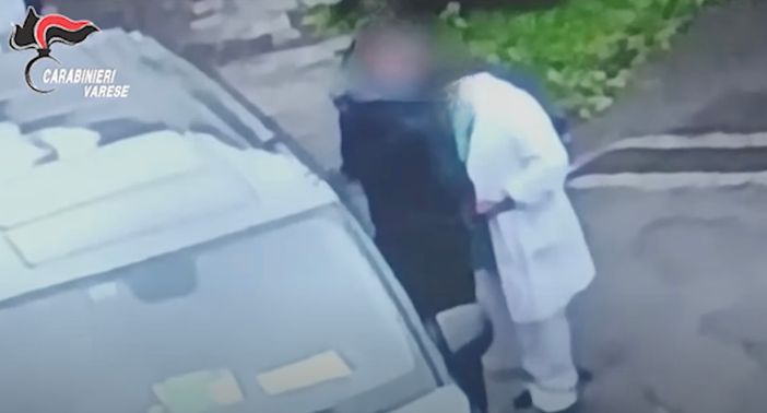 Corruzione all’obitorio di Saronno, il tariffario: 50 euro per vestire o radere una salma