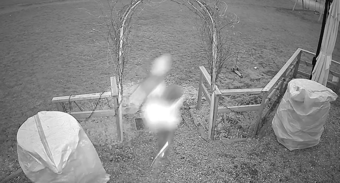 La fuga di uno dei due ladri ripresa dalla videosorveglianza La fuga di uno dei due ladri ripresa dalla videosorveglianza