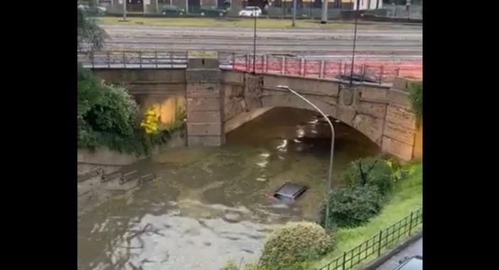 Un'auto, di cui si intravede il tetto, trasportata dalla furia dell'acqua nel Saronnese (foto tratta da IlSaronno.it)