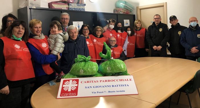 I volontari Caritas con l’amministratore delegato Ivng Angelo Merlo e don Francesco Casati I volontari Caritas con l’amministratore delegato Ivng Angelo Merlo e don Francesco Casati