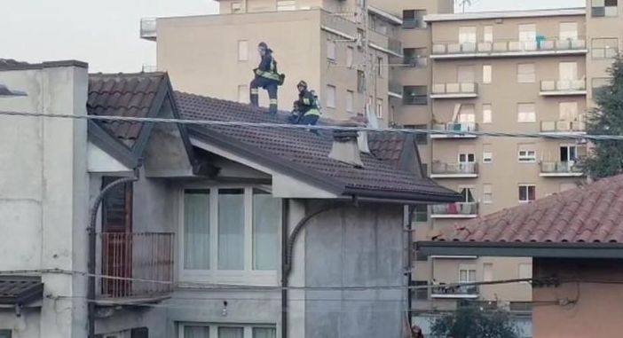 Canna fumaria in fiamme a Cavaria, vigili del fuoco in azione davanti alla stazione Canna fumaria in fiamme a Cavaria, vigili del fuoco in azione davanti alla stazione
