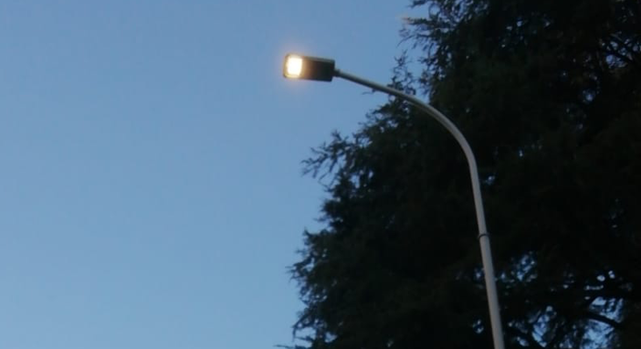 Un lampione acceso stamattina in via Orazio