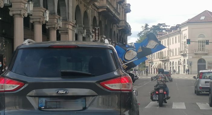 VIDEO e FOTO. Inter campione d'Italia: tifosi nerazzurri in festa in piazza Monte Grappa