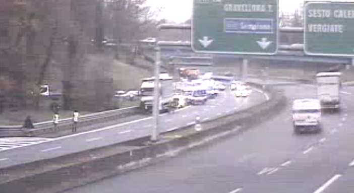Le immagini dell'incidente visto dalla webcam di Autostrade per l'Italia Le immagini dell'incidente visto dalla webcam di Autostrade per l'Italia