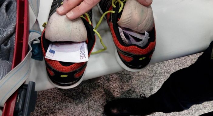 A Malpensa con trentamila euro nascosti nelle suole delle scarpe: scatta la maxi multa