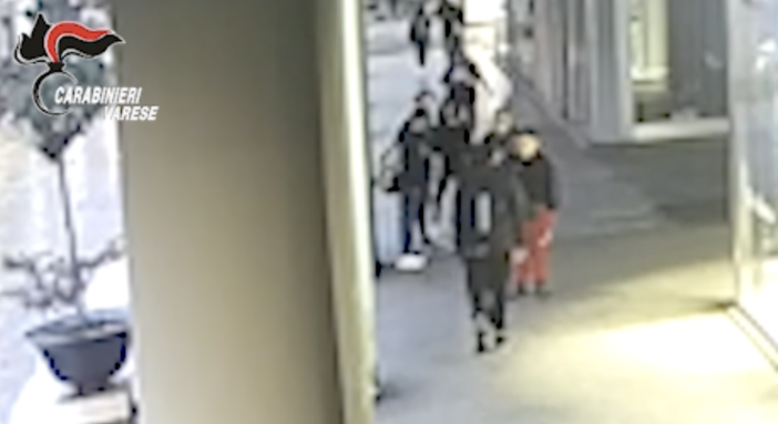 VIDEO. Rapinavano i ragazzini che andavano a scuola. Baby gang presa dai carabinieri, tra loro quattordicenni e tredicenni VIDEO. Rapinavano i ragazzini che andavano a scuola. Baby gang presa dai carabinieri, tra loro quattordicenni e tredicenni
