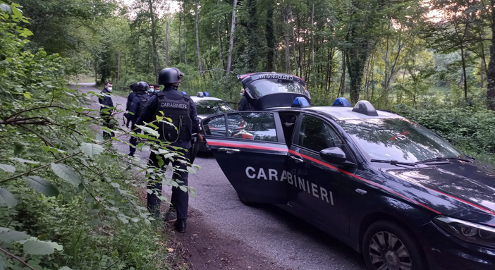 I carabinieri smantellano un giro di spaccio nei boschi di Vergiate: due stranieri in manette