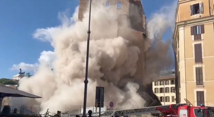 Crollo di Roma:  «Operaio dà segni di vita, messa maschera d’ossigeno»