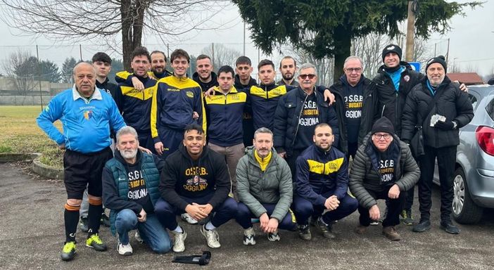 Una foto dei ragazzi dell'Oggiona con l'arbitro Bernardo del Csi Varese Una foto dei ragazzi dell'Oggiona con l'arbitro Bernardo del Csi Varese