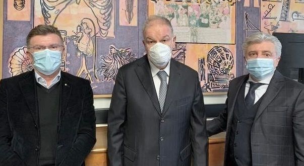 Da sinistra: il presidente della Scuola di medicina Giulio Carcano, il rettore dell’Insubria Angelo Tagliabue e il direttore generale Marco Cavallotti