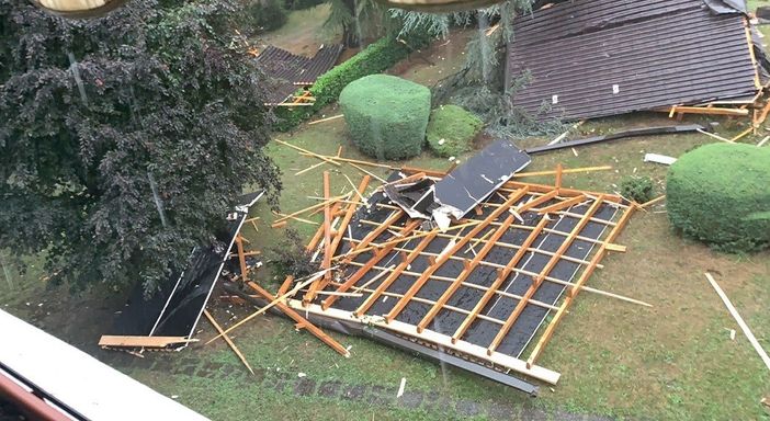 Gorla Maggiore, pioggia e vento. Il tetto “nuovo” vola via, residenti increduli