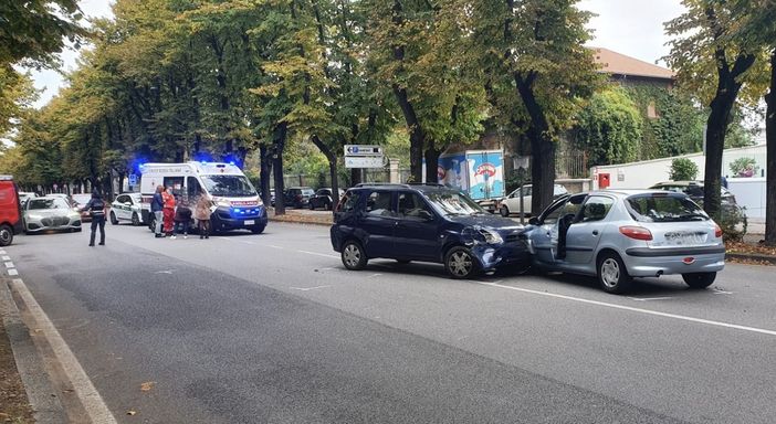 Frontale in viale Duca D'Aosta a Busto: tre persone soccorse Frontale in viale Duca D'Aosta a Busto: tre persone soccorse