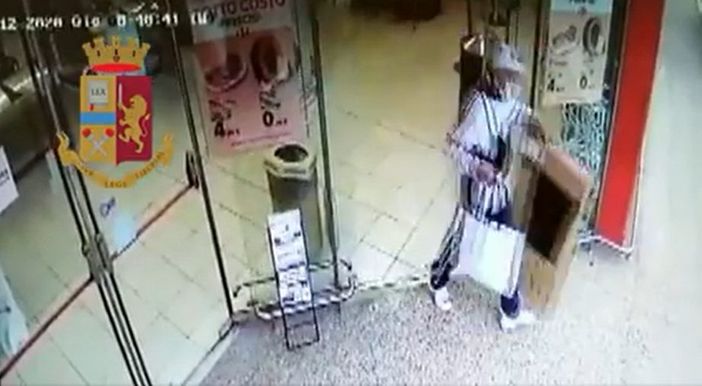 In sella alla bici col televisore rubato sotto il braccio