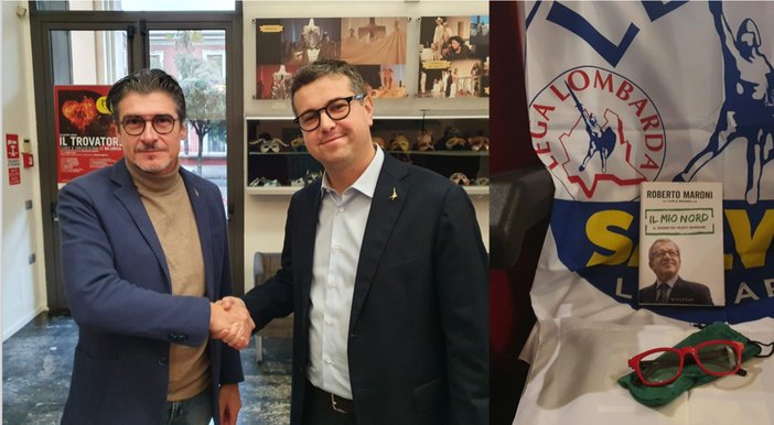 FOTO E VIDEO Congresso della Lega al via. Omaggio a Maroni: striscione e occhiali rossi in prima fila