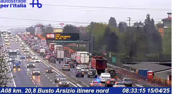 Carambola sull'Autolaghi: soccorsi in azione. Cinque chilometri di coda verso Milano Carambola sull'Autolaghi: soccorsi in azione. Cinque chilometri di coda verso Milano