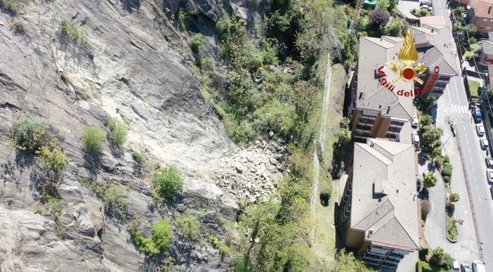 FOTO e VIDEO. Condominio minacciato da una frana a Luino: restano sfollate le 12 famiglie FOTO e VIDEO. Condominio minacciato da una frana a Luino: restano sfollate le 12 famiglie
