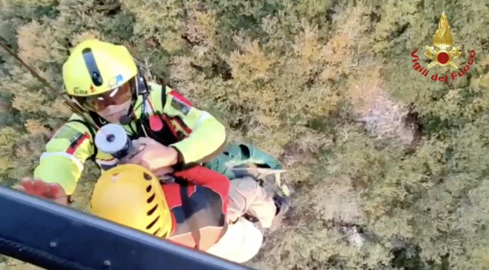 Due cercatori di funghi si perdono nel bosco: recuperati dall'elicottero dei vigili del fuoco