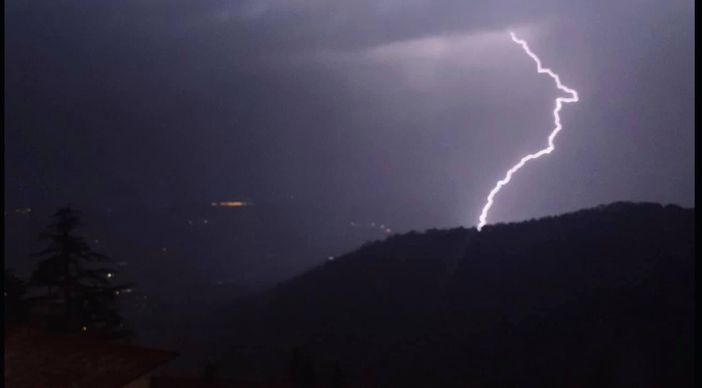 Nella foto di Giuseppe Marangon un fulmine illumina la notte della nostra provincia