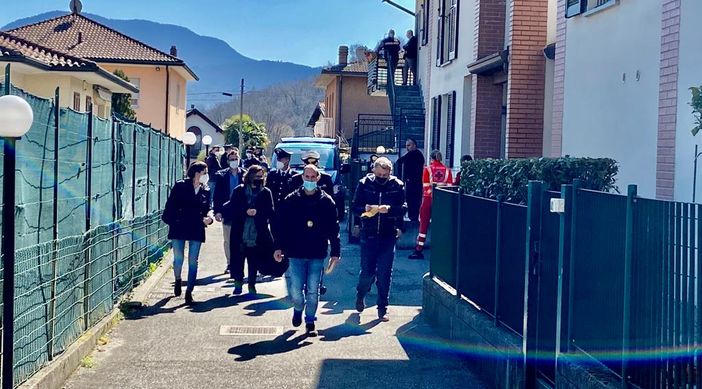 La ricostruzione della Procura: «I due figli uccisi con una coltellata al cuore. L'uomo soffriva di problemi psichiatrici» La ricostruzione della Procura: «I due figli uccisi con una coltellata al cuore. L'uomo soffriva di problemi psichiatrici»