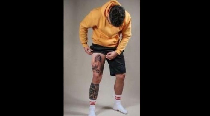 Foto tratta dal sito www.cronachedispogliatoio.it che ha raccontato questa bella storia, l’immagine di Damiano con il tatuaggio Foto tratta dal sito www.cronachedispogliatoio.it che ha raccontato questa bella storia, l’immagine di Damiano con il tatuaggio