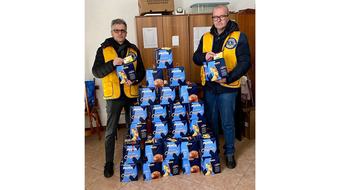Il Lions Club Olgiate rende più dolci le feste dei piccoli in difficoltà Il Lions Club Olgiate rende più dolci le feste dei piccoli in difficoltà