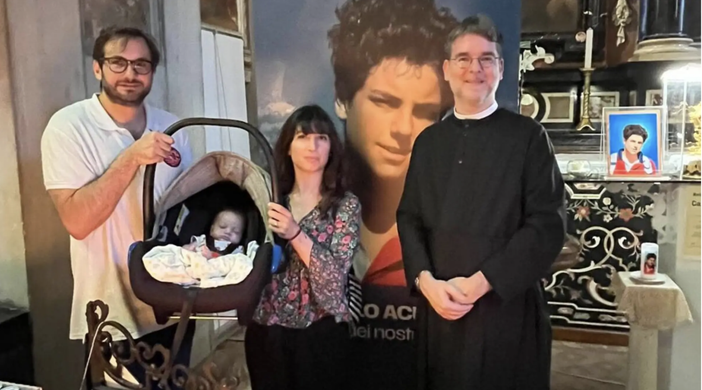 Chiede una grazia al beato Acutis in Santuario: così 9 mesi dopo nasce “contro ogni previsione medica” Matilde Carola