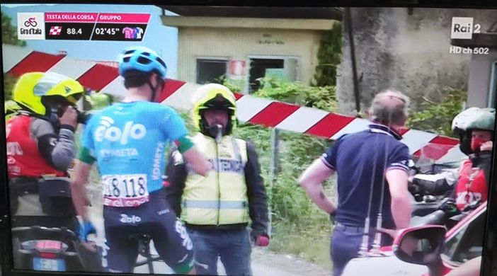 Il passaggio a livello si abbassa davanti ai cinque fuggitivi al Giro Il passaggio a livello si abbassa davanti ai cinque fuggitivi al Giro