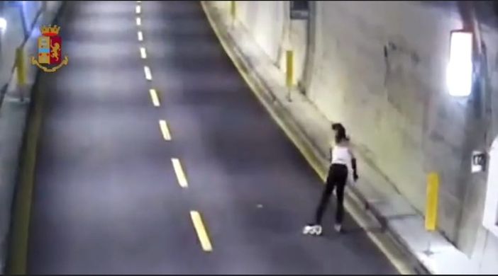 Sui pattini in A10, la giustificazione alla stradale: "Stavo seguendo le indicazioni del navigatore" (VIDEO)