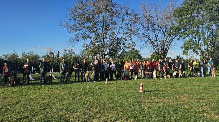Decine di cani, con conduttori e bambini, uniti per gioco e solidarietà Decine di cani, con conduttori e bambini, uniti per gioco e solidarietà