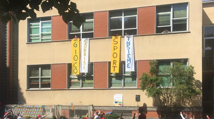 Gli striscioni alle finestre delle Bertacchi di Busto