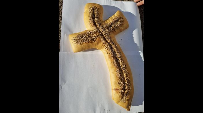 La croce di pane realizzata dai dipendenti