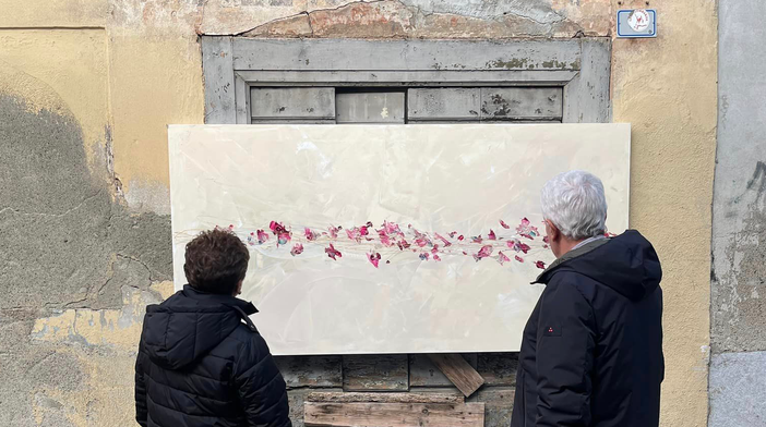 Una carezza di colori saluta l'immobile che se ne andrà. Ed è anche una risposta ai vandali