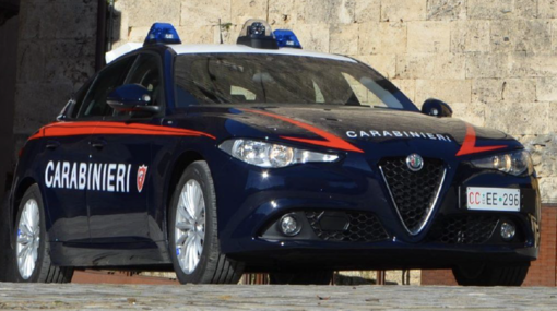 Uomo nudo urla mentre cammina nel centro di Luino, fermato dai carabinieri