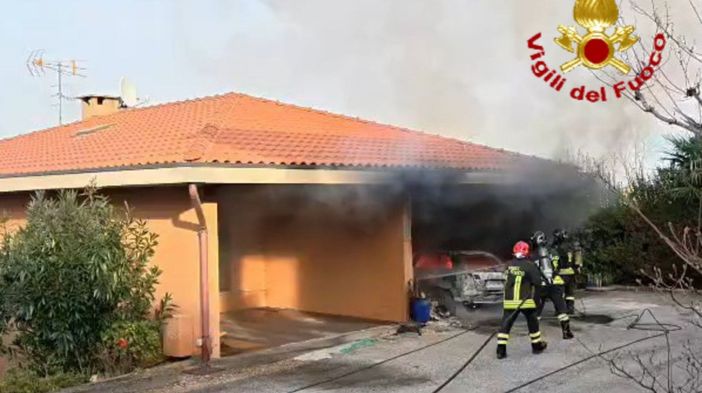 Ranco, auto e scooter in fiamme in garage: casa inagibile