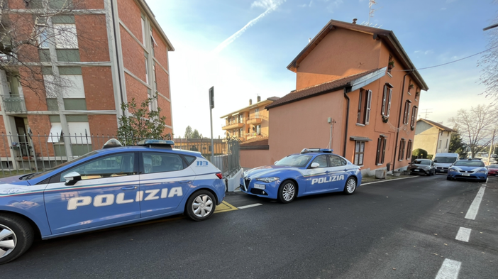 Le Volanti della polizia in via Adamello Le Volanti della polizia in via Adamello
