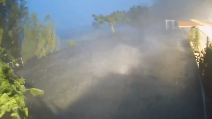 La furia del &quot;downburst&quot; frusta la Schiranna: il video del Village è impressionante