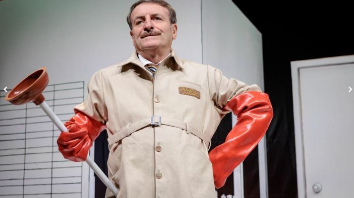 Al Teatro Manzoni “Condominio Mon Amour”: quando l’App licenzia il portiere