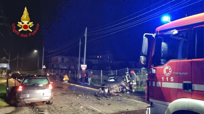 FOTO. Pauroso frontale a Malgesso: conducente incastrato in auto, è grave FOTO. Pauroso frontale a Malgesso: conducente incastrato in auto, è grave