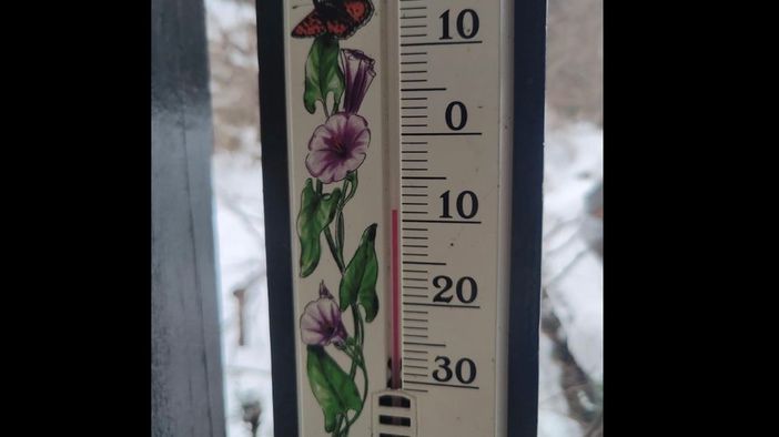 La temperatura registrata al Campo dei Fiori poco fa, attorno alle 9 di sabato 13 febbraio: la colonnina di mercurio segna -9 (foto del nostro lettore Olgher)