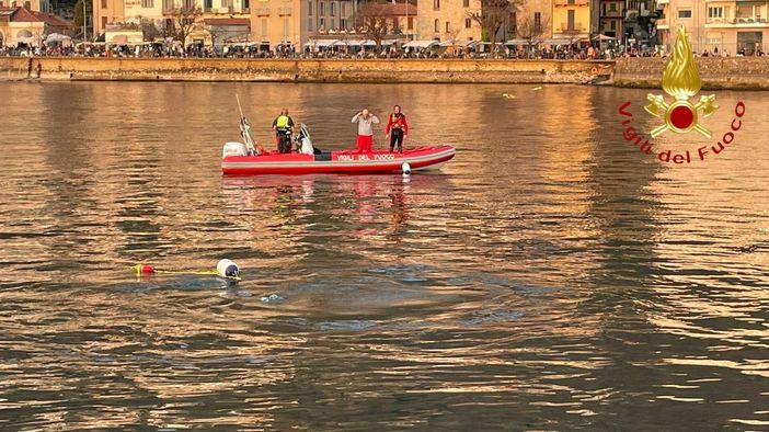 Si getta nel lago e affoga a Como davanti a decine di persone
