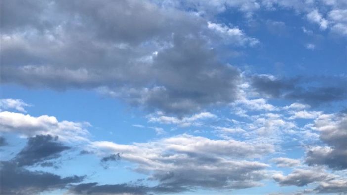 Qualche nuvola di passaggio, ma l'estate regge e non dà segni di cedimento Qualche nuvola di passaggio, ma l'estate regge e non dà segni di cedimento