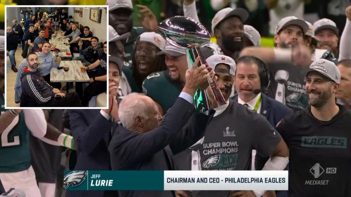 Una immagine trasmessa da Italia 1 e, nel riquadro, i Blue Storms che assistono al SuperBowl Una immagine trasmessa da Italia 1 e, nel riquadro, i Blue Storms che assistono al SuperBowl