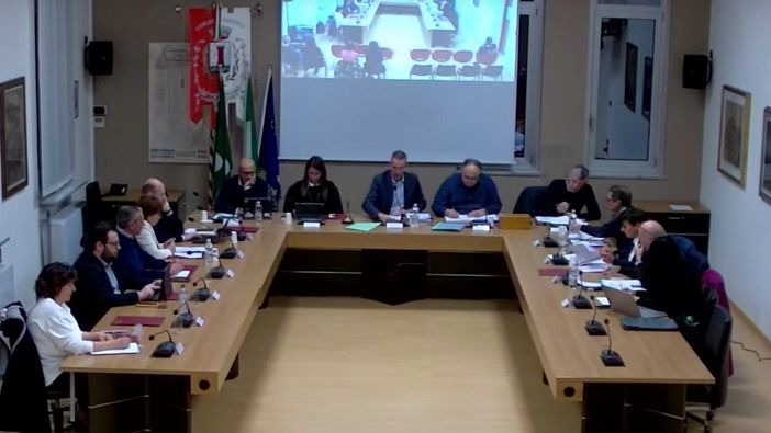 Gli scontri verbali in consiglio a Marnate non si placano. «Ogni seduta così rischia di frantumare la partecipazione dei cittadini»
